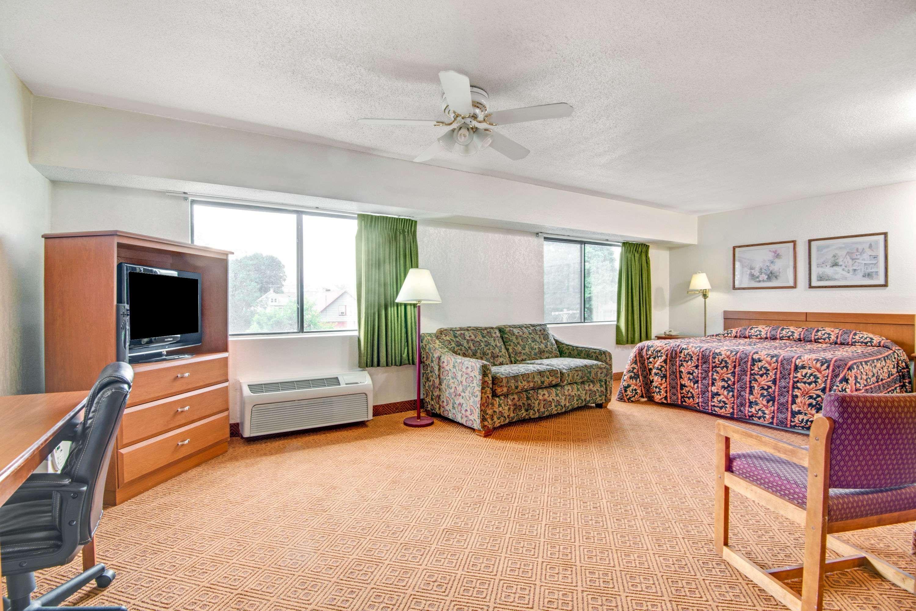 Super 8 By Wyndham Stamford/New York City Area Екстер'єр фото
