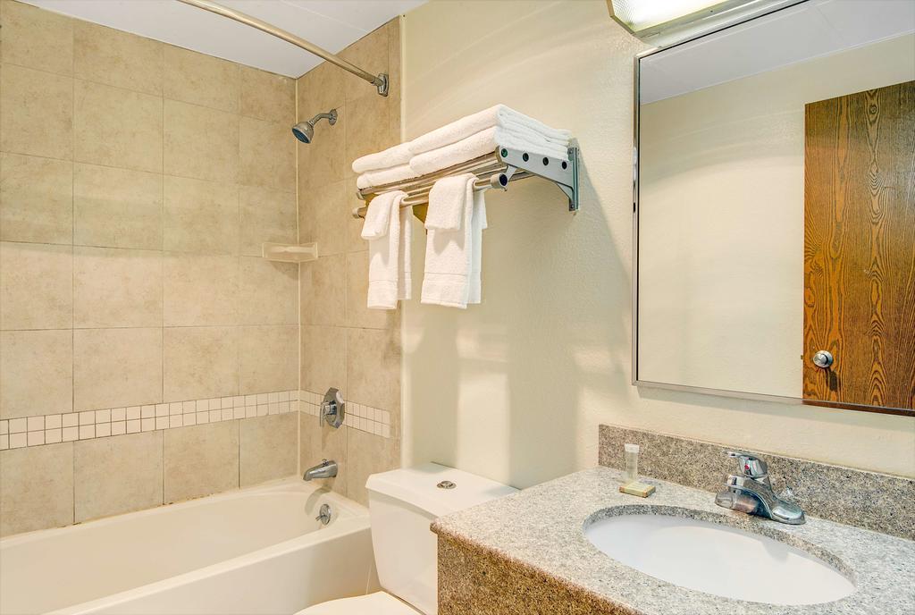 Super 8 By Wyndham Stamford/New York City Area Екстер'єр фото